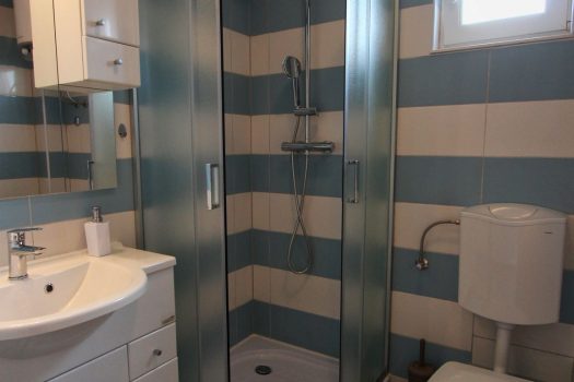 Trosobni stan 85 m2 s garažom za najam, Kaštel Gomilica, u stambenoj zgradi