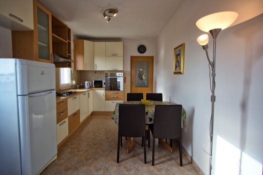 Trosobni stan 85 m2 s garažom za najam, Kaštel Gomilica, u stambenoj zgradi