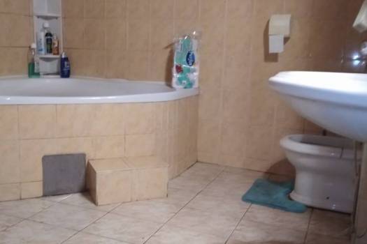 Povoljno iznajmljujem trosobni stan sa zasebnim ulazom u obiteljskoj kuči.