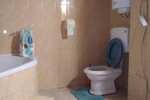 Povoljno iznajmljujem trosobni stan sa zasebnim ulazom u obiteljskoj kuči.