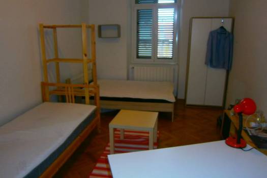 Slobodne sobe u šestersobnom stanu