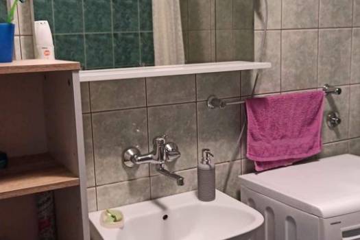 najam soba u centru grada, blizu željezničkog i autobusnog kolodvora, pravnog i ekonomskog i filozofskog fakuteta i odjela za matematiku i fiziku