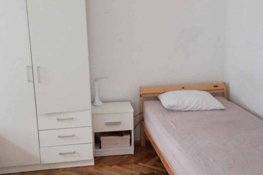 najam soba u centru grada, blizu željezničkog i autobusnog kolodvora, pravnog i ekonomskog i filozofskog fakuteta i odjela za matematiku i fiziku