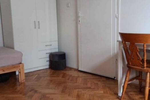 najam soba u centru grada, blizu željezničkog i autobusnog kolodvora, pravnog i ekonomskog i filozofskog fakuteta i odjela za matematiku i fiziku