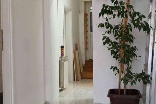 najam soba u centru grada, blizu željezničkog i autobusnog kolodvora, pravnog i ekonomskog i filozofskog fakuteta i odjela za matematiku i fiziku