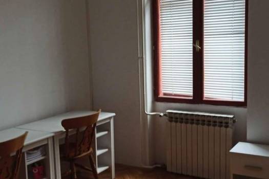 najam soba u centru grada, blizu željezničkog i autobusnog kolodvora, pravnog i ekonomskog i filozofskog fakuteta i odjela za matematiku i fiziku