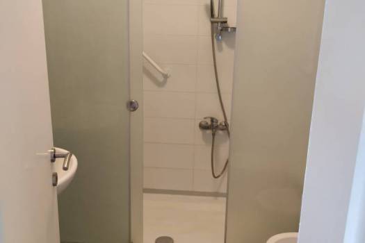 Traži se cimerica : jednokrevetna soba u dvosobnom stanu