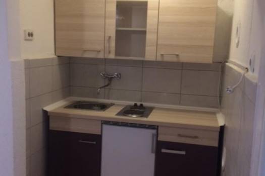 iznajmljujem kuću firmi za 5-6 radnika u Karlovcu,Švarča