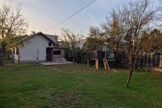 Iznajmljujem kuću sa okučnicom