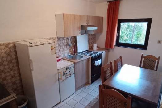 Iznajmljujem kuću sa okučnicom