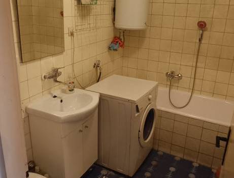 Iznajmljujem kuću sa okučnicom