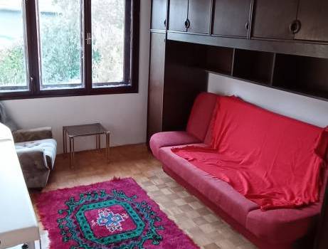 Iznajmljujem kuću sa okučnicom