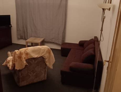 Iznajmljujem kuću sa okučnicom