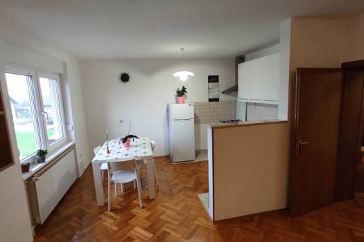 Stan u kući 100m2 u okolici Karlovca. RADNICI/OBITELJ