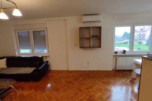 Stan u kući 100m2 u okolici Karlovca. RADNICI/OBITELJ