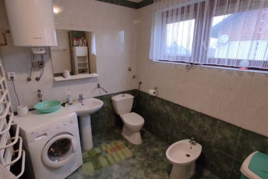 Stan u kući 100m2 u okolici Karlovca. RADNICI/OBITELJ