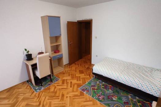 Stan u kući 100m2 u okolici Karlovca. RADNICI/OBITELJ