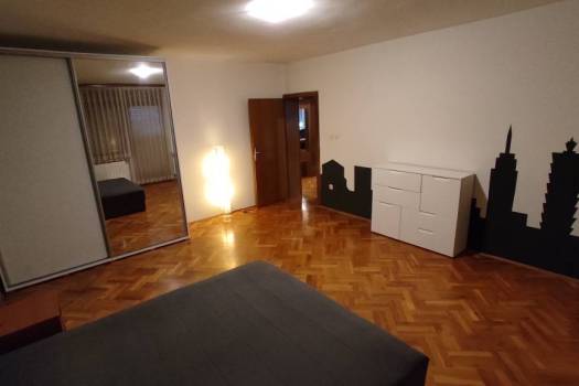 Stan u kući 100m2 u okolici Karlovca. RADNICI/OBITELJ